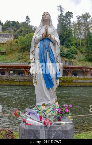 Lourdes, Frankreich - 9. Oktober 2021: Eine Statue der Jungfrau Maria am Ufer des Flusses Gave de Pau in Lourdes Stockfoto