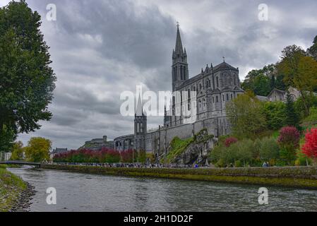 Lourdes, Frankreich - 9. Oktober 2021: Blick auf die Rosenkranzbasilika vom Fluss Gave de Pau in Lourdes Stockfoto