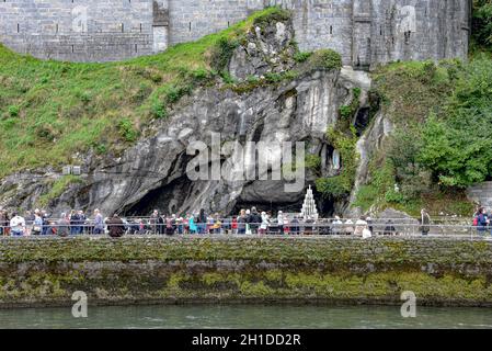 Lourdes, Frankreich - 9. Oktober 2021: Die Grotte von Massabielle von der anderen Seite des Flusses Gave de Pau in Lourdes aus gesehen Stockfoto
