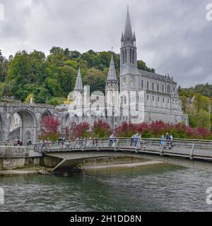 Lourdes, Frankreich - 9. Oktober 2021: Blick auf die Rosenkranzbasilika vom Fluss Gave de Pau in Lourdes Stockfoto