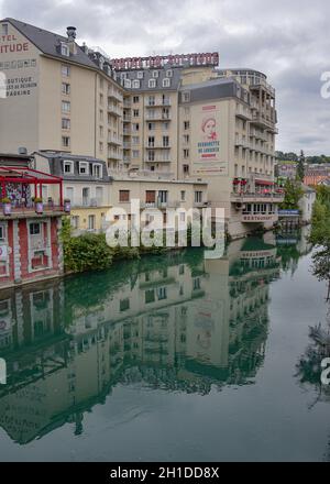 Lourdes, Frankreich - 9 Oct 2021: Panoramablick auf den Fluss Gave de Pau, der durch die Stadt Lourdes fließt Stockfoto