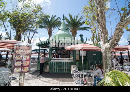 Eine Imbissbar an der Promenade der Avenida do mar im Stadtzentrum von Funchal auf der Insel Madeira in Portugal. Portugal, Madeira, April 2018 Stockfoto