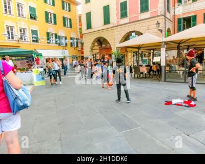 Rapallo, Italien - 15. September 2019: Die Breakdancer in der Stadt Rapallo - eine Gruppe von Performer Jungs Breakdencer tanzen im Zentrum der Stadt Attraktin Stockfoto