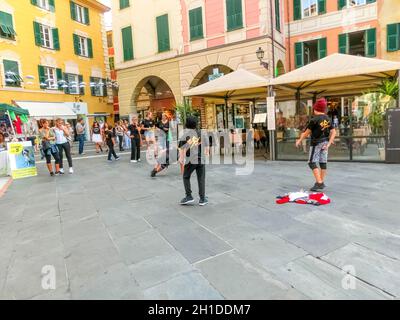 Rapallo, Italien - 15. September 2019: Die Breakdancer in der Stadt Rapallo - eine Gruppe von Performer Jungs Breakdencer tanzen im Zentrum der Stadt Attraktin Stockfoto