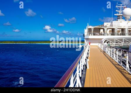 Half Moon Cay, Bahamas - 1. Dezember 2019: Oberdeck des Holland America-Kreuzfahrtschiffs Eurodam auf der Half Moon Cay Insel, Bahamas Stockfoto