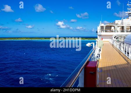 Half Moon Cay, Bahamas - 1. Dezember 2019: Oberdeck des Holland America-Kreuzfahrtschiffs Eurodam auf der Half Moon Cay Insel, Bahamas Stockfoto