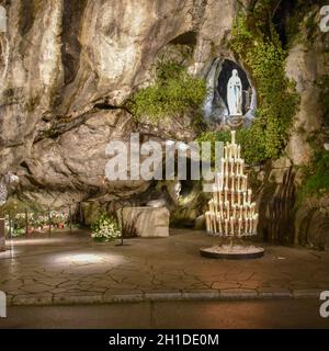 Lourdes, Frankreich - 9 Oct 2021: Heiligtum der Jungfrau Maria in der Grotte Massabielle, Lourdes Stockfoto