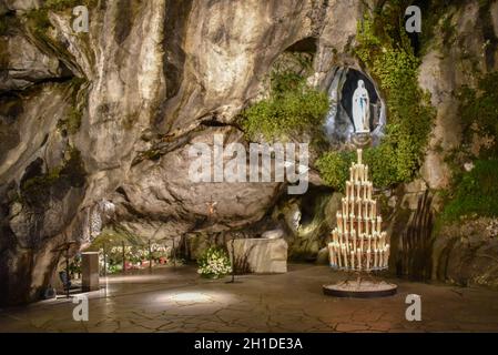 Lourdes, Frankreich - 9 Oct 2021: Heiligtum der Jungfrau Maria in der Grotte Massabielle, Lourdes Stockfoto