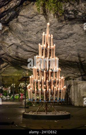 Lourdes, Frankreich - 9. Oktober 2021: Kerzenschein in der Grotte Massabielle in Lourdes Stockfoto