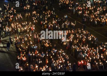 Lourdes, Frankreich - 9. Oktober 2021: Pilger nehmen an der Marienfackelprozession in der Rosenkranzbasilika in Lourdes Teil Stockfoto