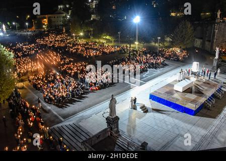 Lourdes, Frankreich - 9. Oktober 2021: Pilger nehmen an der Marienfackelprozession in der Rosenkranzbasilika in Lourdes Teil Stockfoto