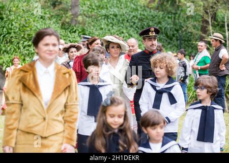 Zwei Laiendarsteller, die den Kaiser von Österreich Karl 1 oder Karl 1 und seine Frau Zita in der Quinta Jardins do Imperador bei der Wiedereröffnung der Emp handeln Stockfoto