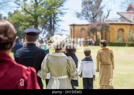 Zwei Laiendarsteller, die den Kaiser von Österreich Karl 1 oder Karl 1 und seine Frau Zita in der Quinta Jardins do Imperador bei der Wiedereröffnung der Emp handeln Stockfoto