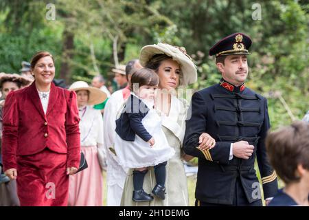 Zwei Laiendarsteller, die den Kaiser von Österreich Karl 1 oder Karl 1 und seine Frau Zita in der Quinta Jardins do Imperador bei der Wiedereröffnung der Emp handeln Stockfoto