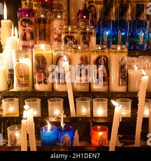 Lourdes, Frankreich - 9 Oct 2021: Kerzen leuchten an einem Heiligtum in der Rosenkranzbasilika von Lourdes, einem katholischen Wallfahrtsort Stockfoto