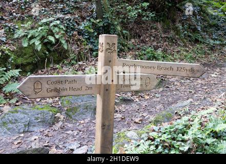 Schild South West Coast Path bei Fowey, Cornwall South Coast, Cornwall UK Stockfoto