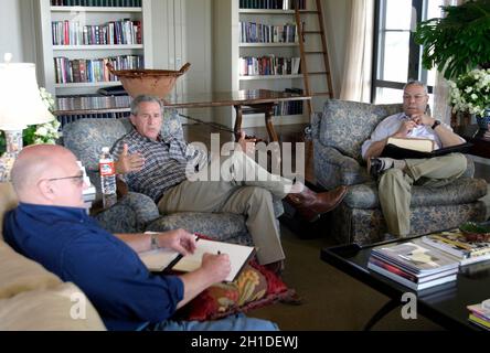 Crawford, Vereinigte Staaten. August 2003. Der US-Präsident George W. Bush trifft sich am Mittwoch, den 6. August 2003, mit dem US-Außenminister Colin Powell und dem stellvertretenden Außenminister Richard Armitage auf seiner Ranch in Crawford, Texas. Obligatorische Gutschrift: Susan Sterner/White House über CNP/dpa/Alamy Live News Stockfoto