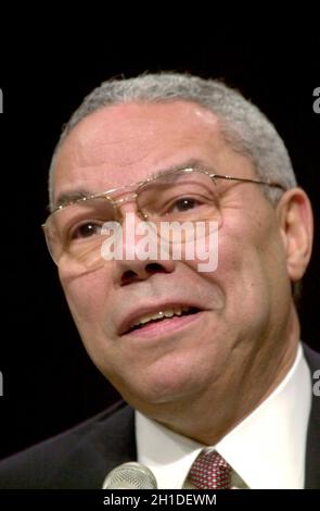 Washington, Vereinigte Staaten. Januar 2001. Colin L. Powell, der General der US-Armee (im Ruhestand), bezeugt vor dem Ausschuss für Außenbeziehungen des US-Senats in Washington, DC, seine Ernennung zum US-Außenminister am 17. Januar 2001. Kredit: Ron Sachs/CNP/dpa/Alamy Live Nachrichten Stockfoto