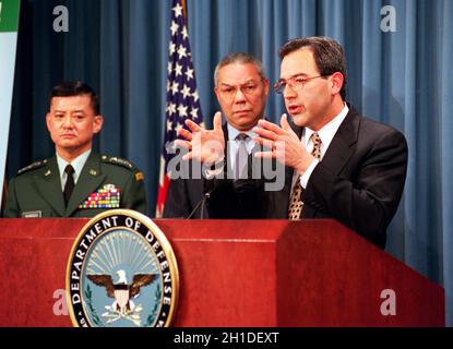 Der US-amerikanische Armeeminister Louis Caldera stellt auf einer Pressekonferenz des US-amerikanischen Verteidigungsministers am 3. Februar 2000 zwei neue Rekrutierungsinitiativen mit Bildungsmöglichkeiten vor. Die Programme heißen College First und GED Plus, das Abschlussprogramm der Armys-Schule. Zu Caldera auf der Bühne und mit ihrer Unterstützung für die innovativen Programme kommen General Eric K. Shinseki (links), Stabschef der Armee, und der pensionierte US-Armeegeneral Colin Powell (Mitte), ehemaliger Vorsitzender der Joint Chiefs of Staff und derzeitiger Vorsitzender von Americas Promise. Bildungsminister Richard Riley und Sergeant Major Stockfoto