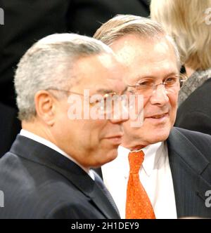 Washington, DC – 28. Januar 2003 -- US-Außenminister Colin Powell, links, und US-Verteidigungsminister Donald Rumsfeld, rechts, warten auf die Ankunft des US-Präsidenten George W. Bush, der seine Rede zur Lage der Union auf einer Gemeinsamen Sitzung des US-Kongresses halten wird. Kredit: Ron Sachs/CNP Stockfoto