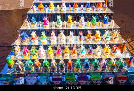 Dekorative Glasflaschen mit farbigem Sand innen und Formen der Wüste und Kamele. Das Symbol des Sharm el-Sheikh Stockfoto