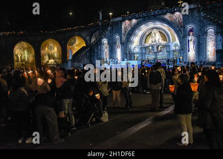 Lourdes, Frankreich - 9. Oktober 2021: Pilger nehmen an der Marienfackelprozession in der Rosenkranzbasilika in Lourdes Teil Stockfoto