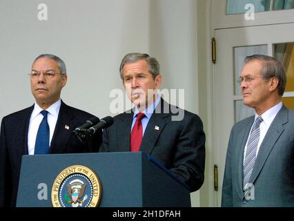 Der US-Präsident George W. Bush kündigt am 13. Dezember 2001 im Rosengarten des Weißen Hauses in Washington, DC, seine Absicht an, die USA aus dem ABM-Vertrag von 1972 mit der Russischen Föderation zurückzuziehen. Er nannte es ein Relikt aus dem Kalten Krieg. Von links nach rechts: US-Außenminister Colin Powell, Präsident Bush und US-Verteidigungsminister Donald Rumsfeld. Kredit: Ron Sachs/CNP Stockfoto