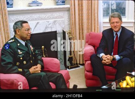 Der designierte Präsident der Vereinigten Staaten, Bill Clinton, trifft am 19. November 1992 in seinem Hotel in Washington, DC, General Colin Powell, Chairman, Joint Chiefs of Staff.Quelle: Jeff Markowitz/Pool via CNP Stockfoto