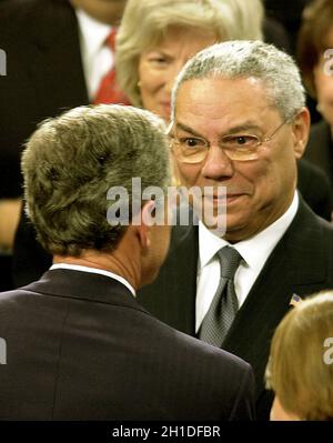 Washington, DC - 28. Januar 2003 -- der US-Präsident George W. Bush teilt einen Gedanken mit dem US-Außenminister Colin Powell, nachdem er seine Rede zur Lage der Union vor einer Gemeinsamen Sitzung des US-Kongresses gehalten hat. Kredit: Ron Sachs/CNP Stockfoto