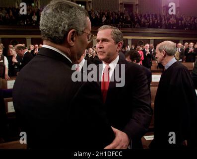 US-Außenminister Colin Powell, links, wird von US-Präsident George W. Bush, Mitte, begrüßt, bevor seine Rede vor einer gemeinsamen Sitzung des Kongresses am Dienstag, den 27. Februar 2001 in Washington, DC, Richter Stephen Breyer, rechts zu sehen ist. Breyer ist das einzige Mitglied des Gerichts, das an der Rede teilnimmt. Kredit: Doug Mills/Pool über CNP Stockfoto