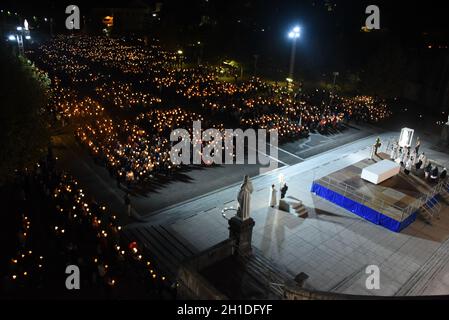 Lourdes, Frankreich - 9. Oktober 2021: Pilger nehmen an der Marienfackelprozession in der Rosenkranzbasilika in Lourdes Teil Stockfoto