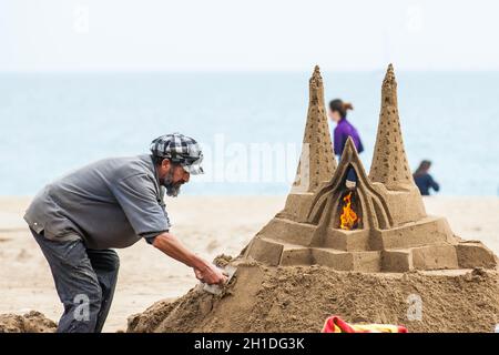 BARCELONA - MÄRZ 2018: Sandbildhauer am Strand La Barceloneta in Barcelona, Spanien Stockfoto