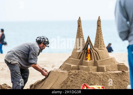 BARCELONA - MÄRZ 2018: Sandbildhauer am Strand La Barceloneta in Barcelona, Spanien Stockfoto