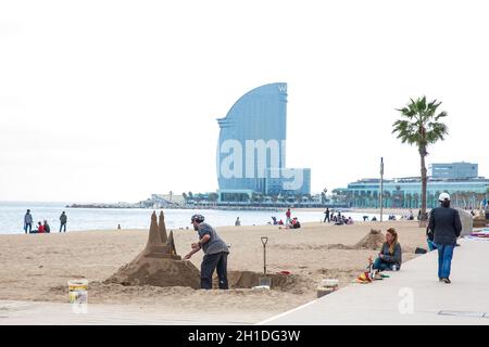 BARCELONA - MÄRZ 2018: Sandbildhauer am Strand La Barceloneta in Barcelona, Spanien Stockfoto