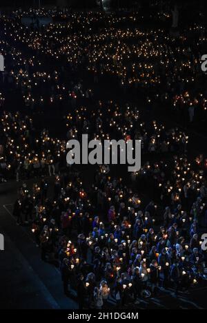 Lourdes, Frankreich - 9. Oktober 2021: Pilger nehmen an der Marienfackelprozession in der Rosenkranzbasilika in Lourdes Teil Stockfoto