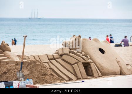 BARCELONA - MÄRZ 2018: Sandskulptur am Strand La Barceloneta in Barcelona Spanien Stockfoto