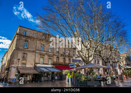 AVIGNON, Frankreich - MÄRZ 2018: Restaurants und Geschäfte an der Clock Tower Square Avignon Frankreich Stockfoto