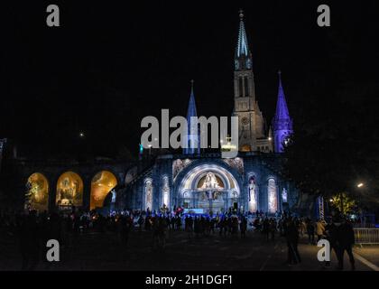 Lourdes, Frankreich - 9 Oct 2021: Nächtliche Ansichten der Rosenkranzbasilika in Lourdes Stockfoto