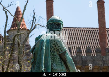 Guimaraes, Portugal - 10. Mai 2018: Statue des ersten Königs von Portugal, D. Afonso Henriques vom Bildhauer Antonio Soares dos Reis vor dem Stockfoto