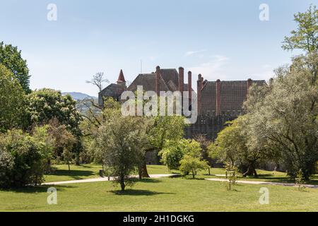 Guimaraes, Portugal - 10. Mai 2018: die architektonischen Details des Palastes der Herzöge von Braganza neben dem Schloss von Guimaraes, dass Touristen den Besuch auf Stockfoto