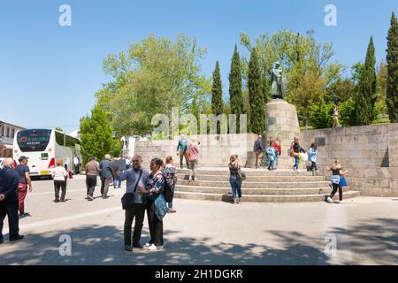 Guimaraes, Portugal - 10. Mai 2018: Statue des ersten Königs von Portugal, D. Afonso Henriques vom Bildhauer Antonio Soares dos Reis vor dem Stockfoto