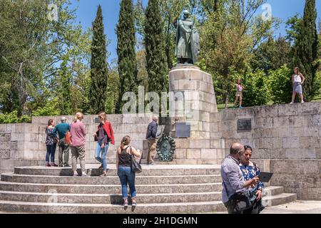 Guimaraes, Portugal - 10. Mai 2018: Statue des ersten Königs von Portugal, D. Afonso Henriques vom Bildhauer Antonio Soares dos Reis vor dem Stockfoto