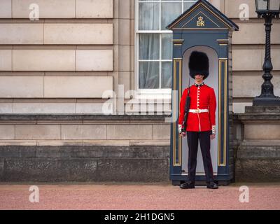 London, Großbritannien - April 2019: Englische Wache patrouilliert in London. Solider des Buckingham Palace, London England. Queen's Guard - Buckingham Palace. Stockfoto