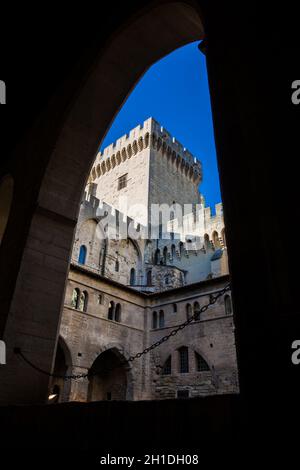 AVIGNON, Frankreich - MÄRZ, 2018: Der Päpstliche Palast eine der größten gotischen Bauten in Europa bei Avignon Frankreich Stockfoto
