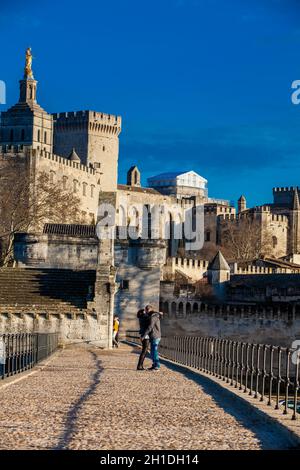 AVIGNON, Frankreich - MÄRZ, 2018: Paar umarmen und an der berühmten Brücke von Avignon küssen auch genannt Pont Saint-Benezet bei Avignon Frankreich Stockfoto