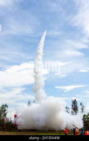 14. Mai 2017, Yasothon, Thailand: Raketenstart beim jährlichen Bun Bang Fai oder Rocket Festival, einem Volksfest, das im Nordosten Thailands und in Laos beobachtet wird Stockfoto