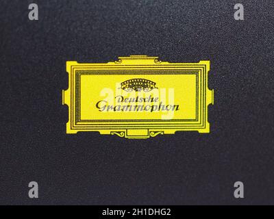 BERLIN, DEUTSCHLAND - CIRCA MÄRZ 2020: Deutsche Grammophon-Zeichen auf klassischer Musik-CD Stockfoto