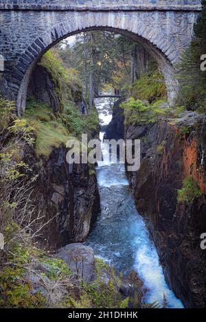 Cauterets, Frankreich - 10. Oktober 2021: Die Brücke Pont d'Espagne über den Gave de Marcadau im Nationalpark der Pyrenäen Stockfoto