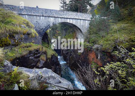 Cauterets, Frankreich - 10. Oktober 2021: Die Brücke Pont d'Espagne über den Gave de Marcadau im Nationalpark der Pyrenäen Stockfoto