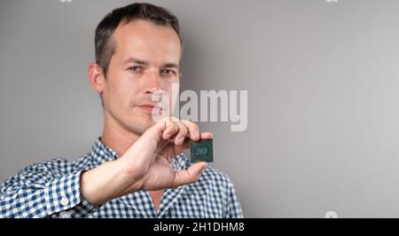 Ein Mann mit einem Prozessor Stockfoto